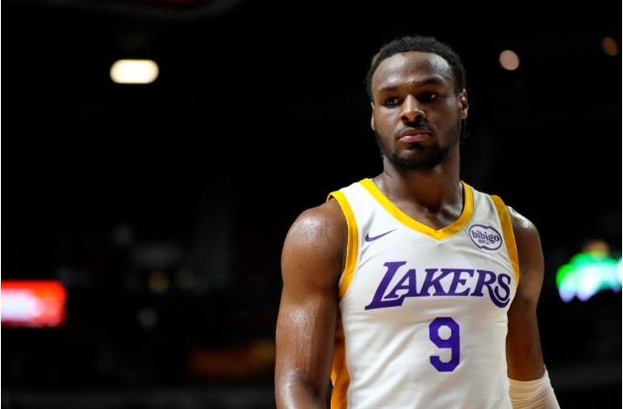 布朗尼：在聚光灯下开启篮球新征程