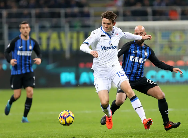 西班牙六台：尼科-威廉姆斯因伤半场被换下，需要借助拐杖离开球场