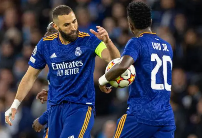 记者：皇马进行德比战前的最后一次训练，卡马文加和卡瓦哈尔已经合练