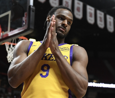 布朗尼：在质疑声中前行，于父亲影响下成长