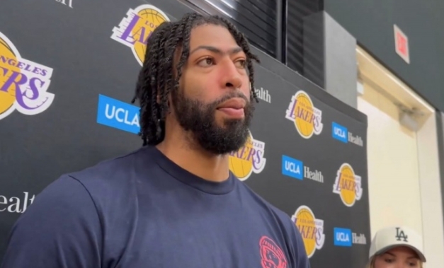 湖人训练赛的趣味瞬间：布朗尼与詹姆斯的父子对决