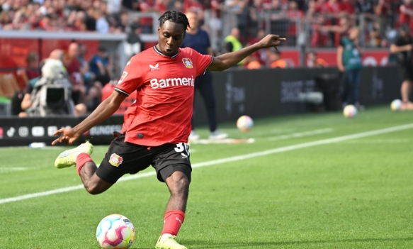 弗林蓬成皇马冬窗猎物：右后卫位置的补强选择