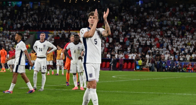 斯通斯首当队长遇挫，英格兰欧国联失利反思