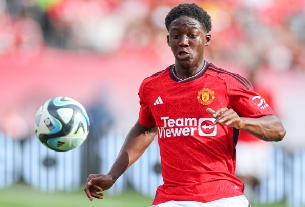 梅努续约曼联：潜力新星的光明未来