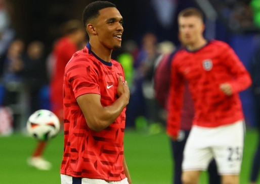 赖特评阿诺德踢左后卫：进攻妙传与防守争议