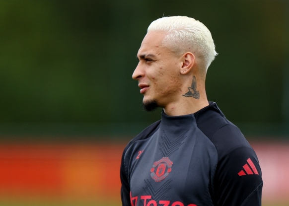 安东尼在曼联的困境：从高价转会到可能离队