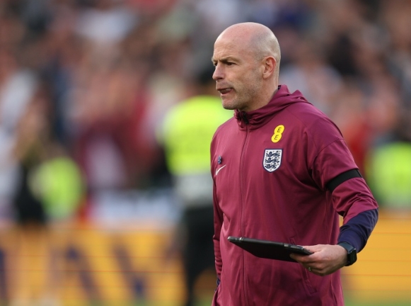 英格兰队教练变动：卡斯利的回归与图赫尔的新征程