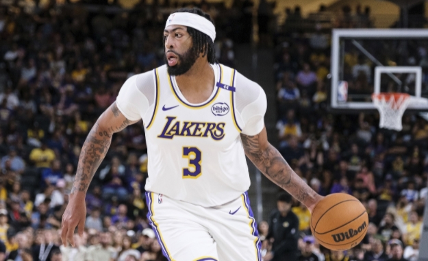 10 月 18 讯，在今日的 NBA 季前赛中，湖人队与太阳队展开了一场激烈的鏖战，最终湖人加时以 128 - 122 力克太阳。这场比赛中，湖人球星浓眉的表现堪称惊艳，成为了球队获胜的关键人物。 浓