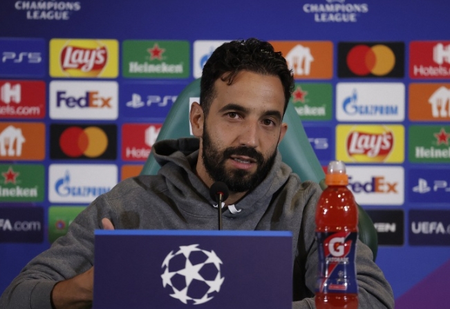 39 岁阿莫林：从葡体到曼联，用语言艺术征服球迷