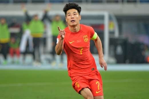 国足迪拜训练：伤病与希望交织