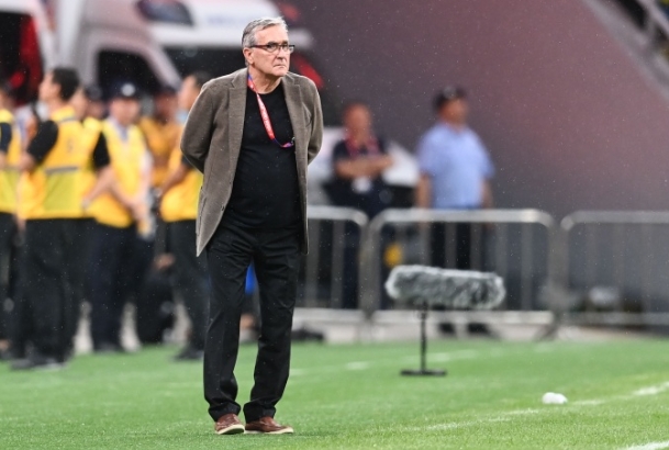 国足迪拜备战：时间适配与战术强调