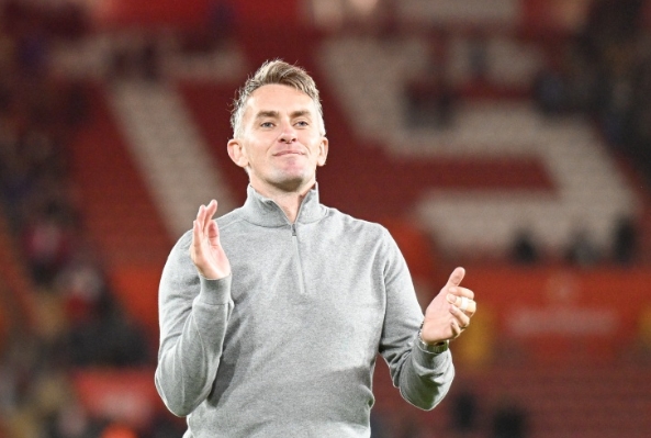 英超大冷！伊普斯维奇 2 - 1 热刺，球迷嘘声震白鹿巷