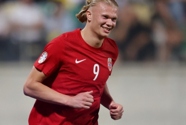 哈兰德盛赞主帅 挪威赢球有因