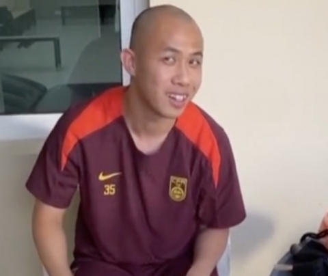 国足备战趣事 黄政宇的光头造型