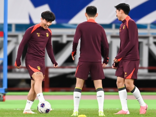 国足战日本 防守为核 裁判引关注