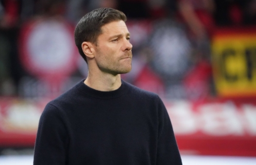 阿隆索的未来三岔口：忠诚与机遇的权衡