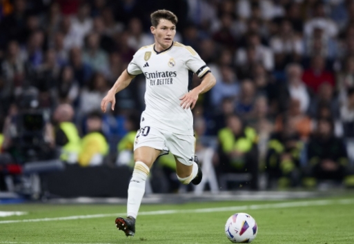 戴维斯转会悬念：皇马布局与球员命运交织