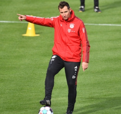 克洛泽眼中：克莱因丁斯特与托尼的风格映照