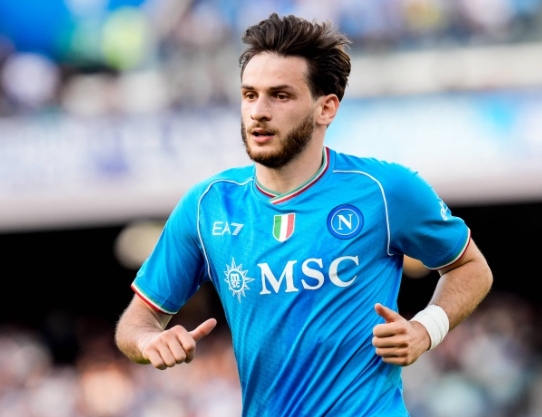 巴萨边锋引援风云：克瓦拉茨赫利亚与莱奥的抉择之路