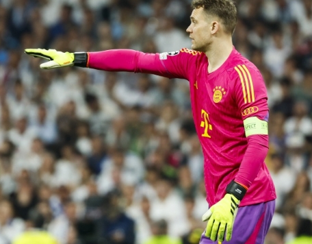 巴斯勒评诺伊尔：红牌背后的年龄谜题与未来展望