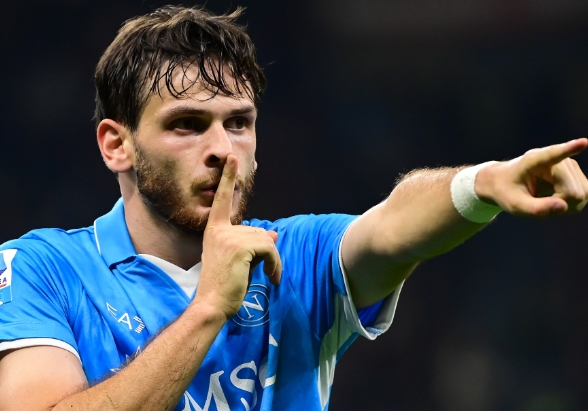 克瓦拉茨赫利亚转会风云：巴黎曼联的边锋抢夺战