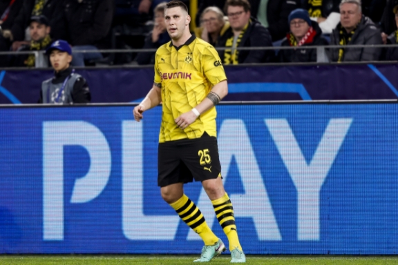 聚勒伤退添变数：多特后防战巴萨承压