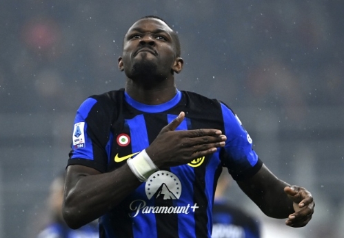 小图拉姆的梅西球鞋往事：儿时记忆与足球梦想