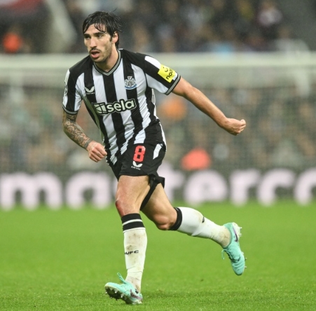 托纳利留队决心：纽卡斯尔的中场坚守者