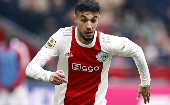 马兹拉维闪耀曼联：拜仁右路难题的鲜明对比