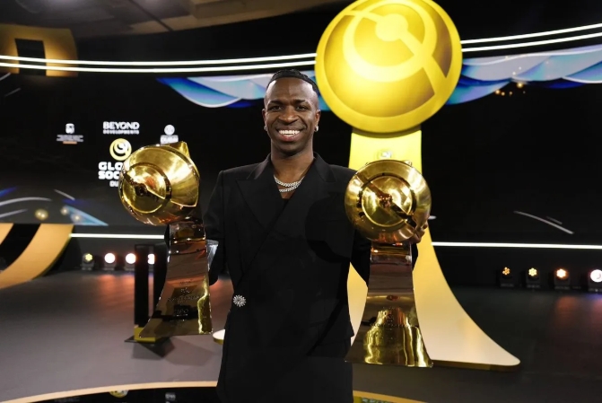 足坛双雄闪耀环足奖：传承与敬意交织