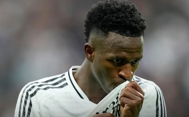 莱奥归来：从失宠到闪耀的米兰锋线传奇