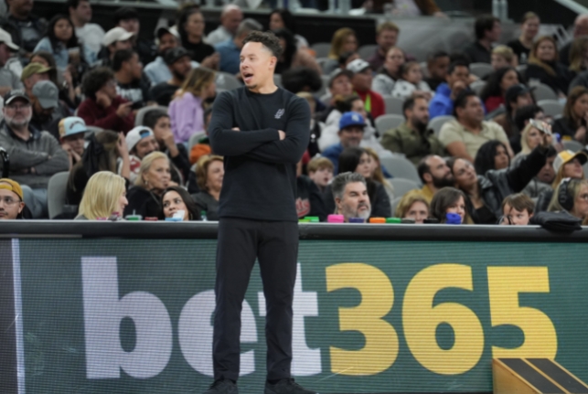 马刺客场挑战，在艰难中前行