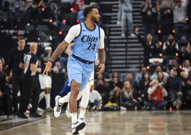 莱昂纳德称赞队友，助力快船夺冠