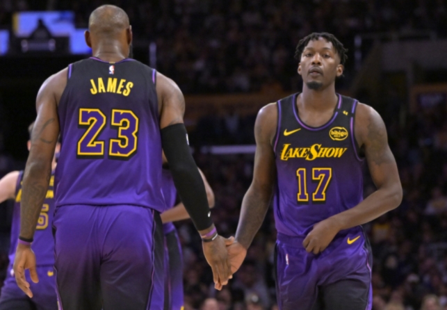 芬尼・史密斯谈与詹姆斯并肩作战，为湖人的季后赛努力