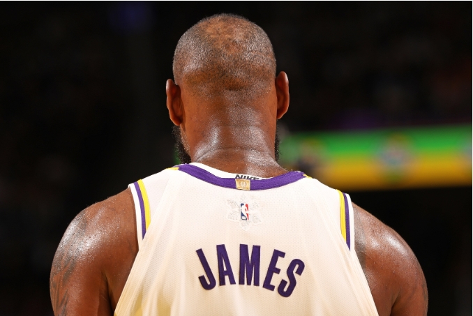 湖人憾负火箭：詹姆斯高光与遗憾并存