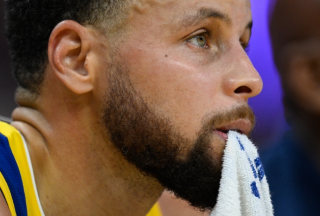 库里半场开挂难挽勇士半场颓势