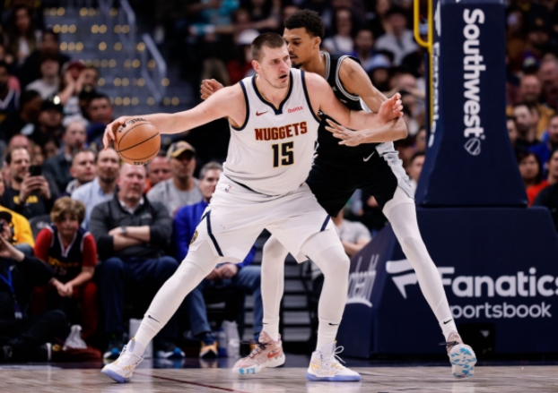 文班亚马约基奇对飙，马刺惜败掘金