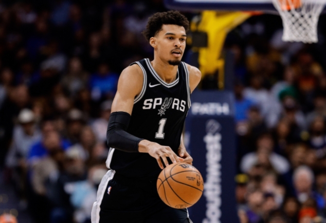 马刺半场胜公牛，双雄合力展锋芒