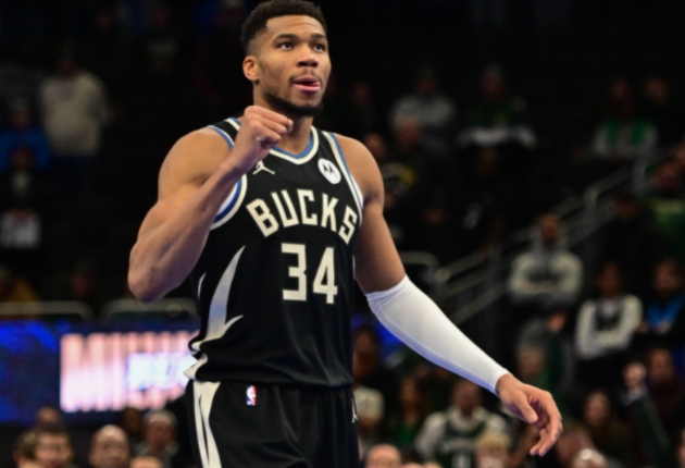 雄鹿血虐猛龙，字母哥带伤领航