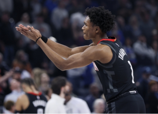 火箭内线盛赞，阿门篮板锋芒初绽