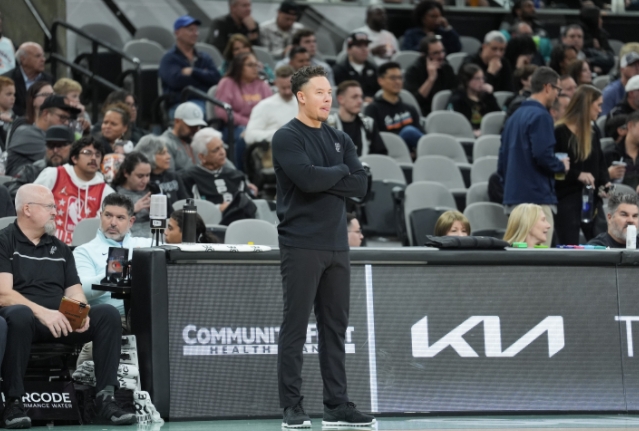 马刺赛前心系山火，客场挑战困难重重