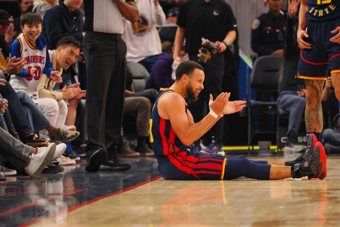 勇士险胜活塞：库里逆境领航