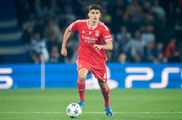 尤文冬季后卫引援激战：席尔瓦转会成焦点，阿劳霍也在射程内