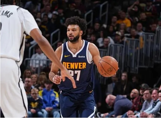 掘金半场领先，默里攻防俱佳待爆发