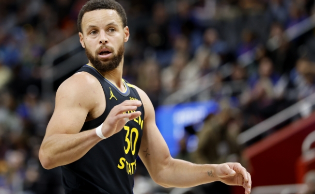 勇士逆袭：库里低迷，团队协作奏响胜利乐章