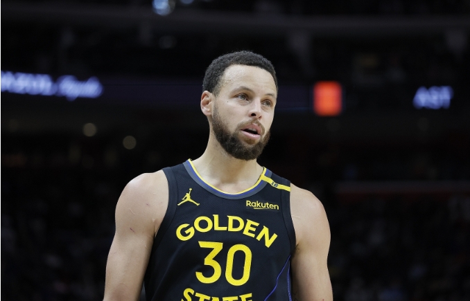 库里伤情引关注：带伤作战仍助力，出战成谜引期待