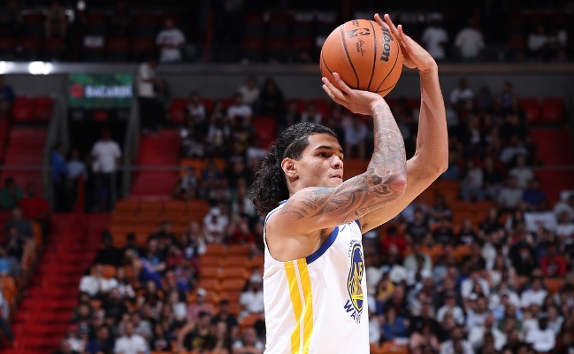 桑托斯首秀惊艳：努力诠释价值，助力勇士逆袭