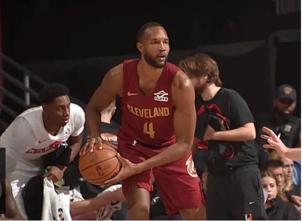 莫布利高效发挥助骑士逆转猛龙