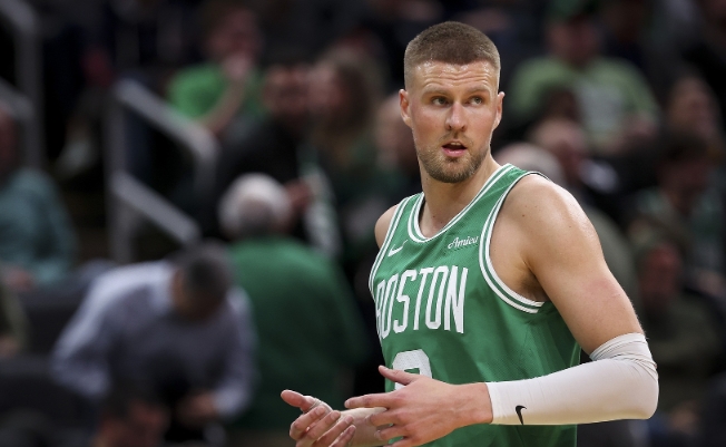 波尔津吉斯稳定输出：助力凯尔特人半场领先国王