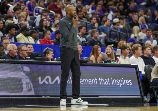 莫斯利盛赞球队斗志，魔术以弱胜强赢关键战